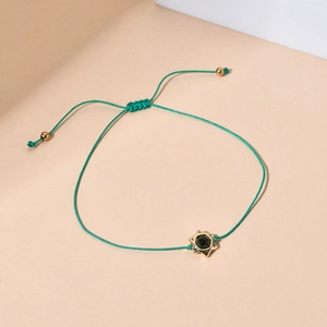 Bracciale intrecciato verde fatto a mano con stella di David dorata e pietra verde