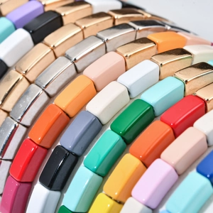 Pulseras elásticas de esmalte colorido con cuentas rectangulares y detalles dorados vivos