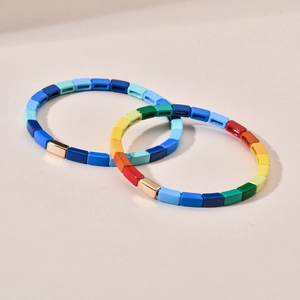 Set de dos pulseras bohemias de esmalte de colores con cuentas de arcoíris y azules