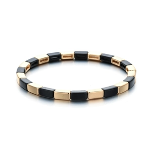 Detalle de la pulsera de esmalte negro y oro con cuentas rectangulares de aleación