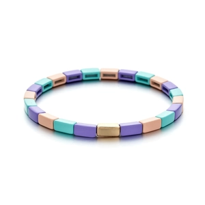 Vista detallada de cuentas de esmalte de colores en una pulsera bohemia para mujer