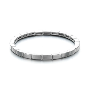 Primer plano de una pulsera elástica geométrica plateada con segmentos de metal liso