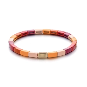 Detalle de pulsera elástica bohemia de esmalte con cuentas de colores y metal dorado