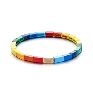 Pulsera elástica bohemia con cuentas de esmalte en colores arcoíris y un detalle dorado