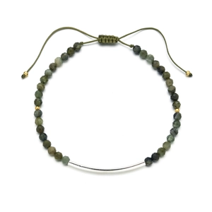 Details von facettierten Turmalin-Perlen und silbernem Rohr auf Boho-Armband