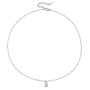 Detail van de S.Steel gravure op de roestvrijstalen kralenketting met een kristallen hanger