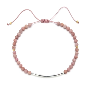 Detail eines rosa Kristallperlenarmbands mit gebogenem Silberrohr und verstellbarer Kordel