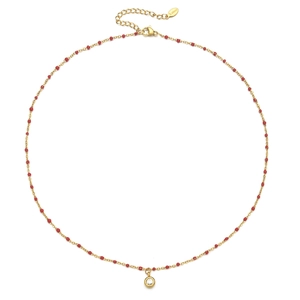 Detail van goudkleurige roestvrijstalen ketting met rode kralen en kristallen hanger
