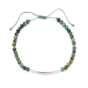Detail eines verstellbaren Natursteinarmbands mit poliertem Metallrohr und Webkordel