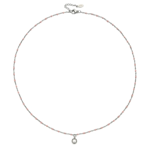 Detail van roze emaille kralen en kristallen hanger aan een zilveren roestvrijstalen ketting
