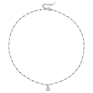 Detail van roestvrijstalen ketting met blauwe kralen en een kristallen hanger