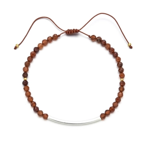 Detailansicht eines gewebten Edelsteinarmbandes mit Silberrohr und verstellbarer Kordel