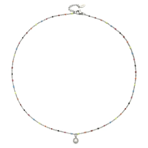 Detail van een roestvrijstalen ketting met gekleurde kralen en een kristallen ring hanger