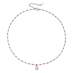 Detailopname van de roestvrijstalen ketting met rode kralen en een heldere kristallen hanger