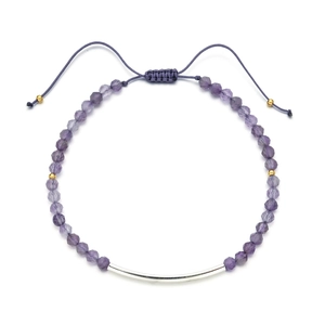 Detail von lila facettierten Perlen mit gebogenem Silbermetallrohr auf Kordelarmband