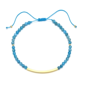 Detail von blauem Natursteinperlenarmband mit goldenem Kupferrohr und verstellbarer Kordel