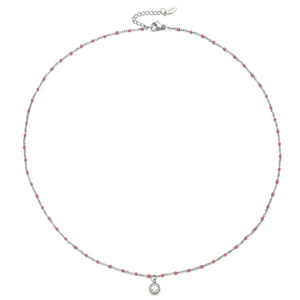 Detail van een roestvrijstalen ketting met roze emaille kralen en een kristallen hanger