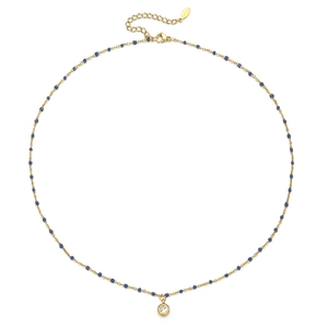 Detail van gouden roestvrijstalen ketting met blauwe kralen en een kristallen hanger