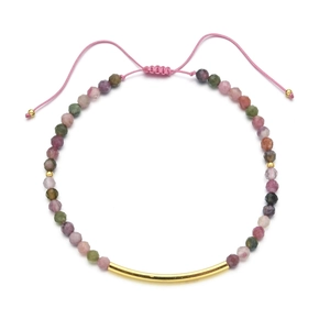 Detail eines bunten Turmalin-Armbands mit Goldröhre und rosa verstellbarer Kordel
