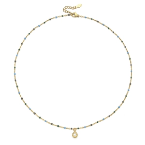 Detailopname van de gouden roestvrijstalen ketting met blauwe kralen en kristallen hanger