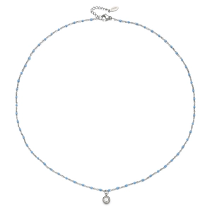 Detail van roestvrijstalen ketting met blauwe emaille kralen en kristallen hanger