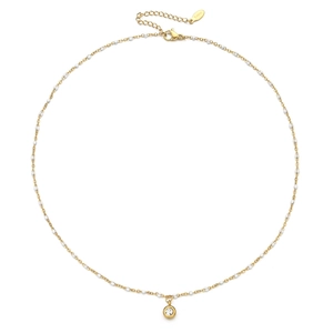 Detail van roestvrijstalen ketting met witte kralen en kristallen hanger op witte basis