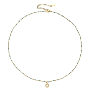 Detail van gouden roestvrijstalen ketting met blauwe kralen en kristallen hanger