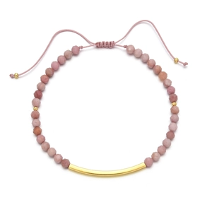 Buntes Naturstein-Perlenarmband mit poliertem Goldrohr und verstellbarer rosa Kordel