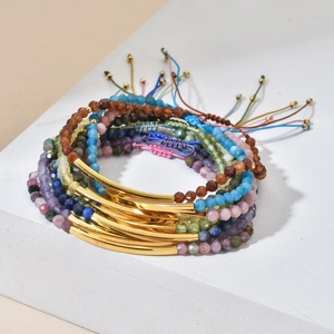 Detailansicht bunter facettierter Steinarmbänder mit goldfarbenen Akzenten am Röhrchen