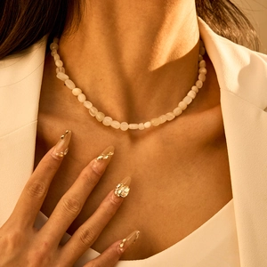 Detail van boheemse halfedelstenen kralenketting met onregelmatige witte steentextuur