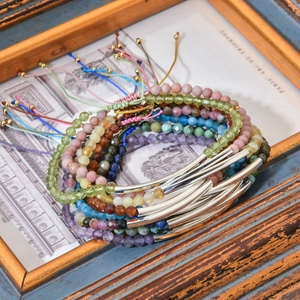 Buntes Naturstein-Perlenarmband mit Silberröhren und verstellbarem geflochtenem Band
