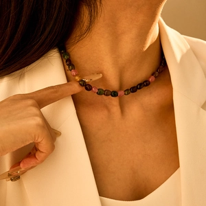 Close-up van de bohemien kleurrijke halfedelsteen kralenketting op een model