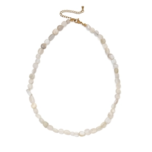 Detailweergave van de bohemien kralenketting met melkwitte halfedelstenen en een gouden sluiting