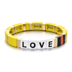 Détail du bracelet émaillé arc-en-ciel avec lettres LOVE et perles dorées