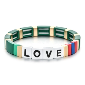 Vue détaillée du bracelet élastique en émail coloré avec perles de lettres LOVE noires