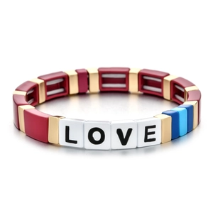Gros plan du bracelet élastique en émail coloré avec perles de lettres LOVE