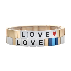 Bracelet en Tuile Émaillée Colorée pour Femme Perles en Alliage Extensible LOVE Lettre Cœur Bijoux de Mode Bohème