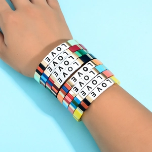 Bracelets à perles colorées LOVE pour femmes avec finition émaillée éclatante