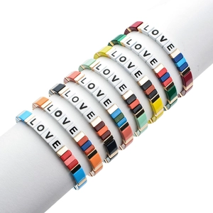 Lot de 8 bracelets en émail coloré LOVE avec accents dorés et style bohème chic