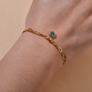 Bracelet double rang en or avec chaîne trombone et pendentif en zircon bleu brillant
