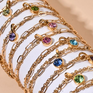 Bracelets dorés à double chaîne avec des breloques pierres de naissance colorées