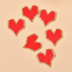 Set di sei ciondoli a cuore fatti a mano con perle MIYUKI rosse e bordo dorato