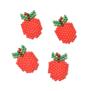 Set di quattro ciondoli a fragola fatti a mano in perline MIYUKI per gioielli fai da te