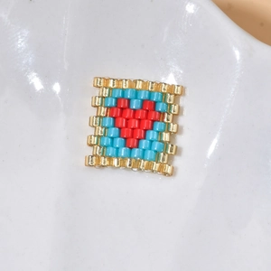Accessorio in perline MIYUKI fatto a mano con motivo cuore rosso e sfondo blu