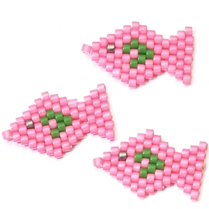 Tre ciondoli a forma di pesce in perline MIYUKI per gioielli fai da te in rosa e verde