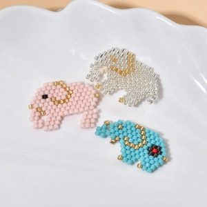 Drie handgemaakte olifant hangers van kralen in roze, wit en blauw met goud