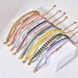 Set de bracelets bohèmes en pierre naturelle avec chaîne dorée et sangles tissées colorées
