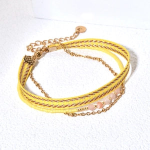 Bracelet bohème à trois couches avec chaîne dorée, perles jaunes et sangle tissée
