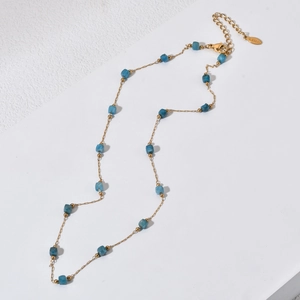 Collier bohème en acier inoxydable doré avec pierres naturelles bleues sur fond blanc