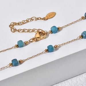 Collier bohème en acier inoxydable doré avec pierres naturelles bleues et fermoir homard
